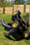 mower_lawn_accident_ride_on_overturn_garden_backyard_escape-1094878.jpg!d.jpg