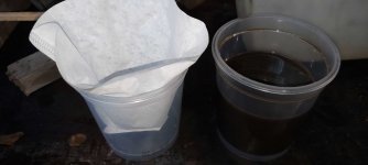 Filtrando o óleo_gasolina.jpg Filtrando o óleo_gasolina.jpg