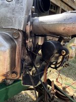 Electronic controls attached to carburetor and choke by the throttle.jpg