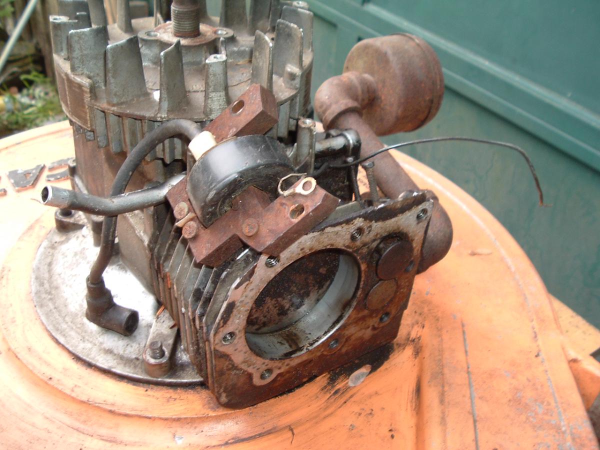 *sigh* Not the happiest of motors. Sticky valves and a scored cylinder wall.